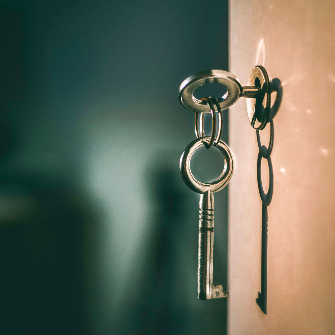 Schlüssel im Schlüsselloch mit Ersatzschlüssel