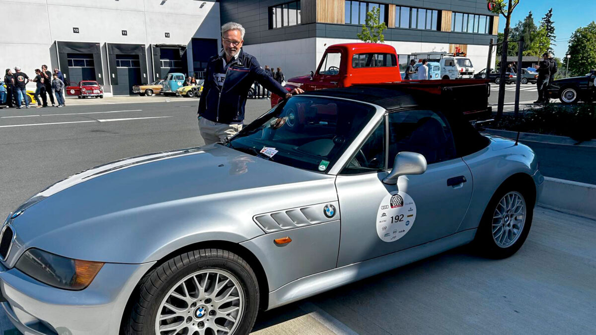 Michael Herzog neben BMW vor dem Rennen (Racing-Team)