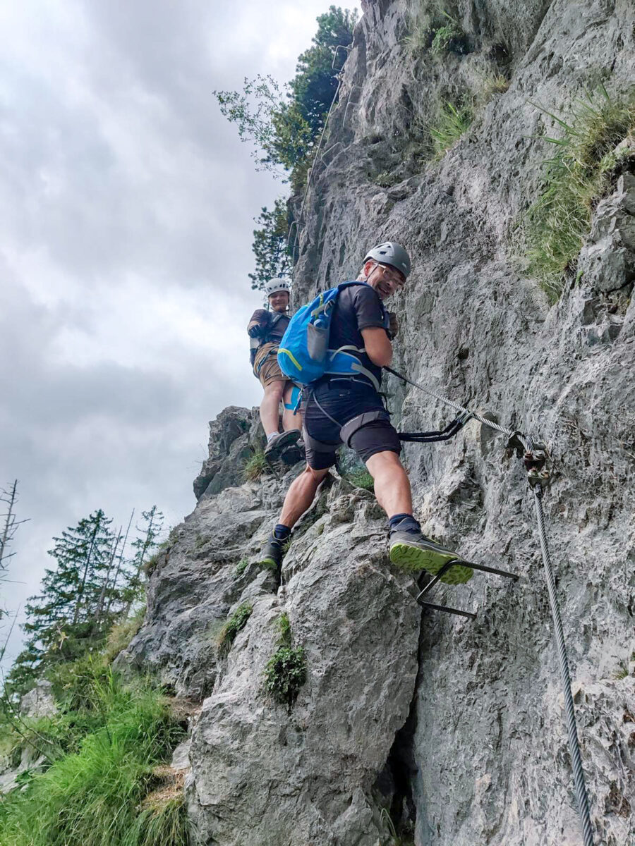 Michael herzog in Seilschaft in der Bergwand.