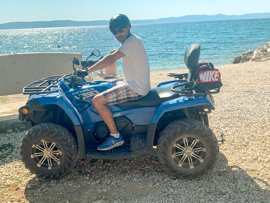 Michael Herzog am Meer auf dem Quad.
